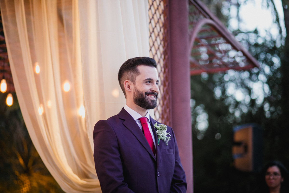 Noivo vendo a noiva entrar Crédito: Fotógrafo de casamento Rafael Ohana feito em Brasília-DF