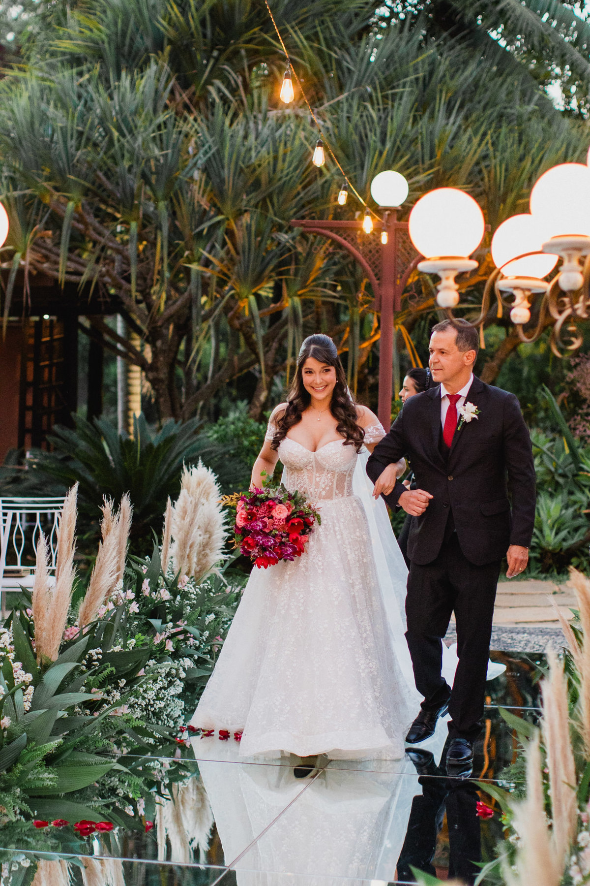 Noiva entrando com seu pai Crédito: Fotógrafo de casamento Rafael Ohana feito em Brasília-DF