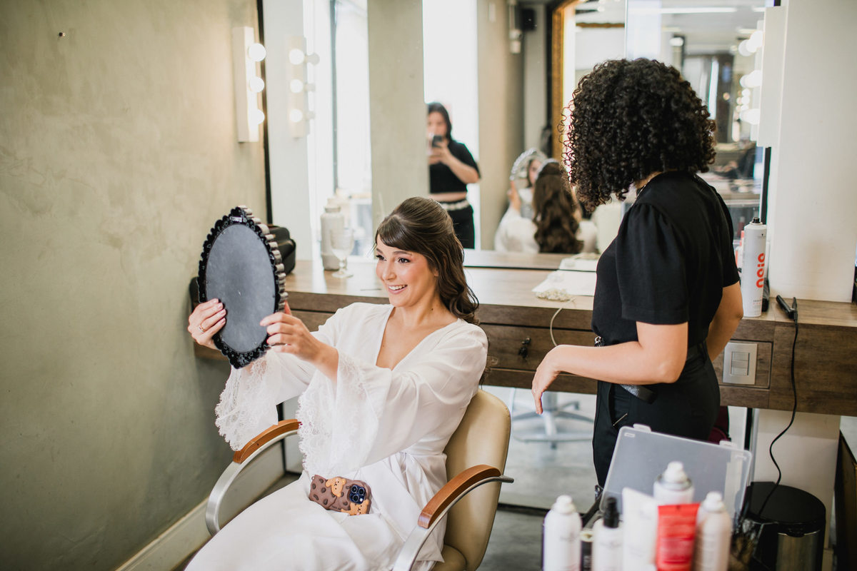 noiva se olhando no espelho Crédito: Fotógrafo de casamento Rafael Ohana feito em Brasília-DF