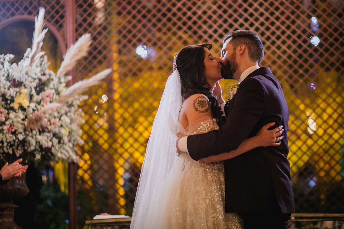 Beijo dos noivos Casamento no espaço renascença em brasília Crédito: Fotógrafo de casamento Rafael Ohana feito em Brasília-DF