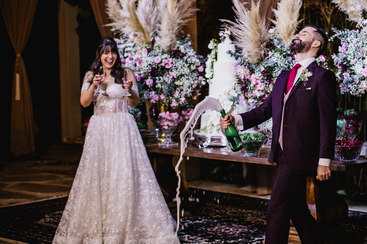 Noivo abrindo o espumante Casamento no espaço renascença em brasília Crédito: Fotógrafo de casamento Rafael Ohana feito em Brasília-DF