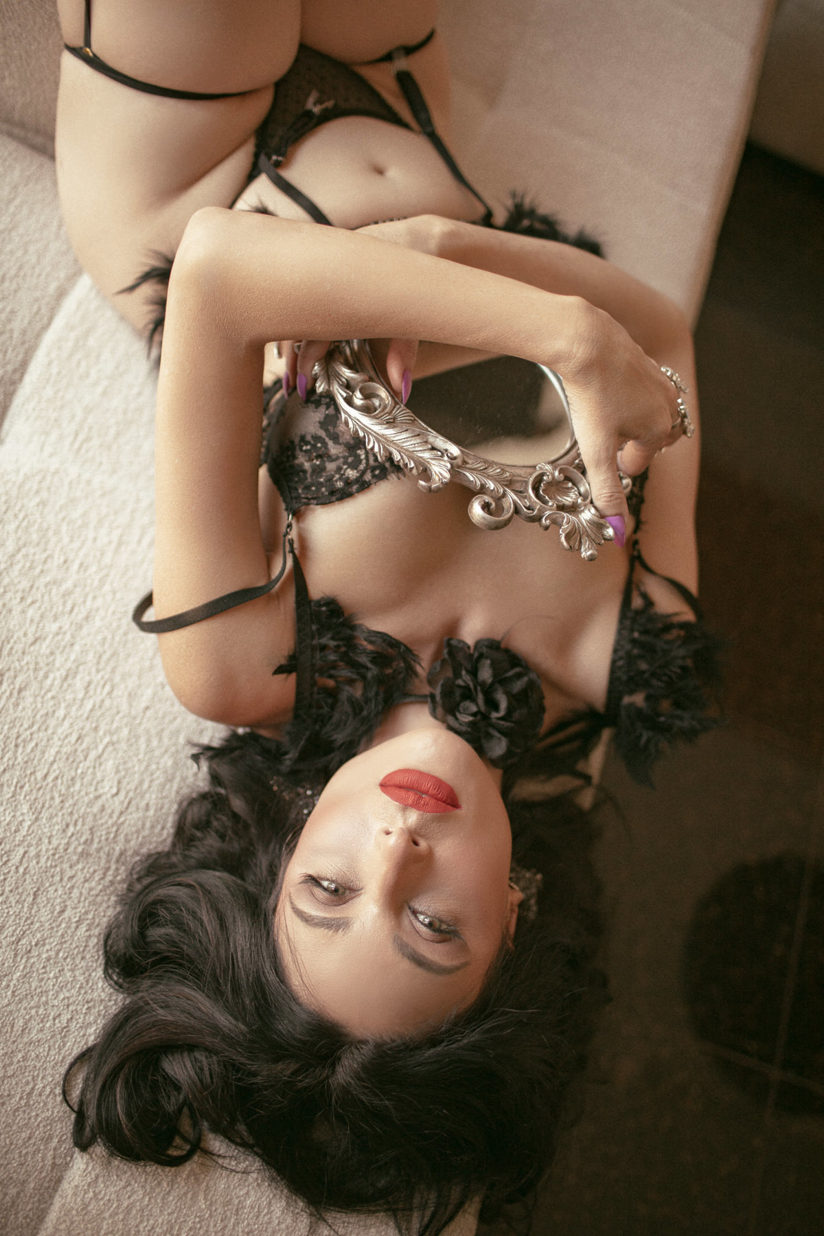 Ensaio sensual vintage em apartamento feito pelo fotógrafo de ensaios sensuais Rafael Ohana em Brasília-DF