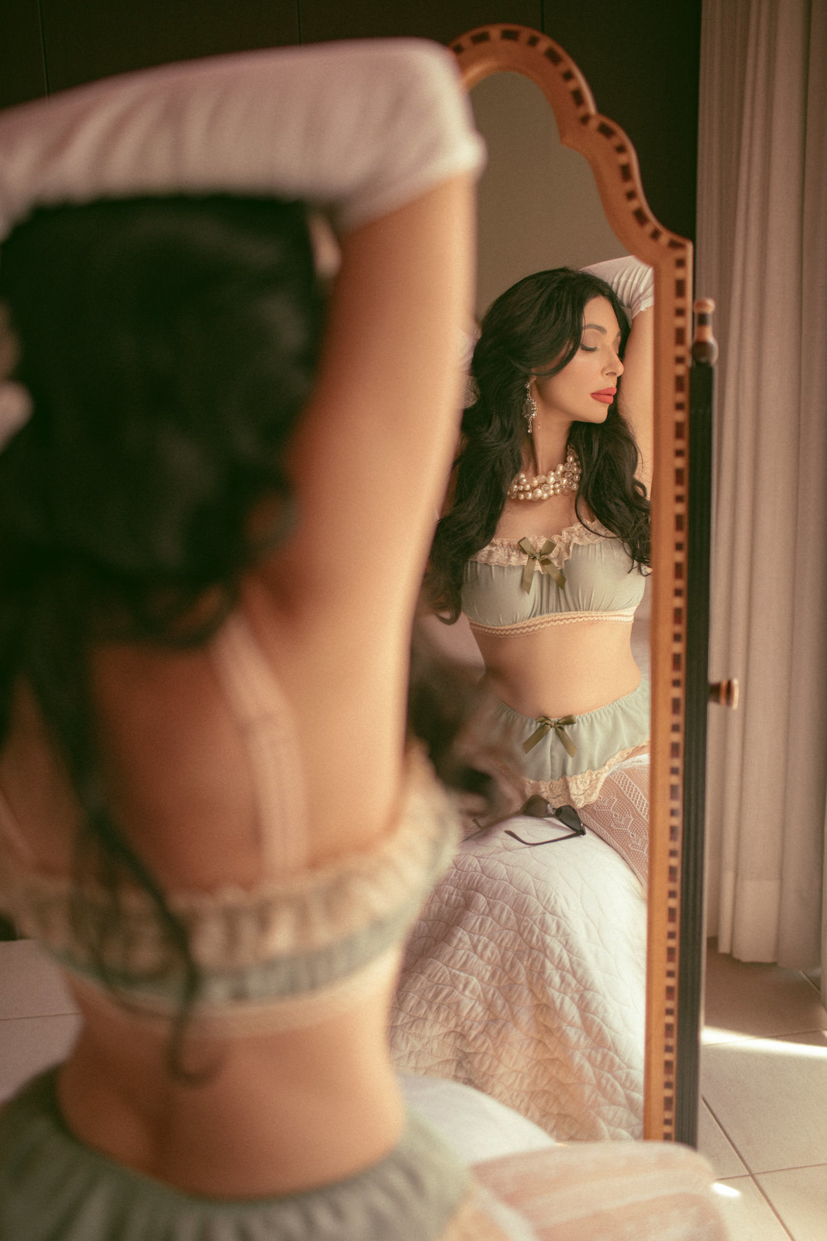 Ensaio sensual vintage em apartamento feito pelo fotógrafo de ensaios sensuais Rafael Ohana em Brasília-DF