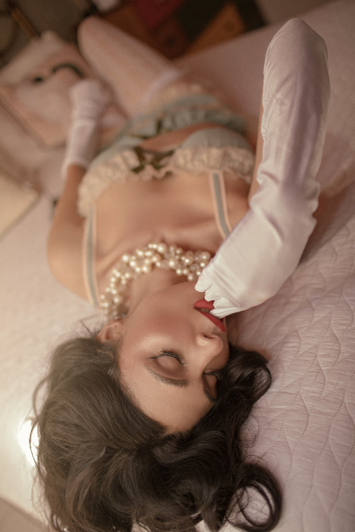 Ensaio sensual vintage em apartamento feito pelo fotógrafo de ensaios sensuais Rafael Ohana em Brasília-DF