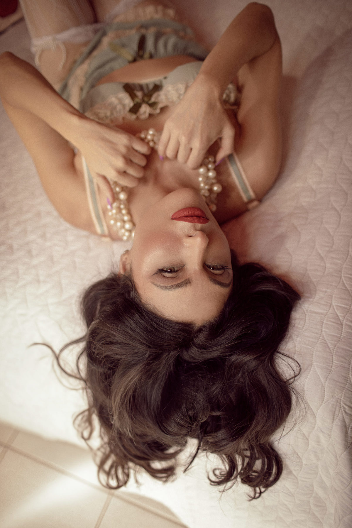 Ensaio sensual vintage em apartamento feito pelo fotógrafo de ensaios sensuais Rafael Ohana em Brasília-DF