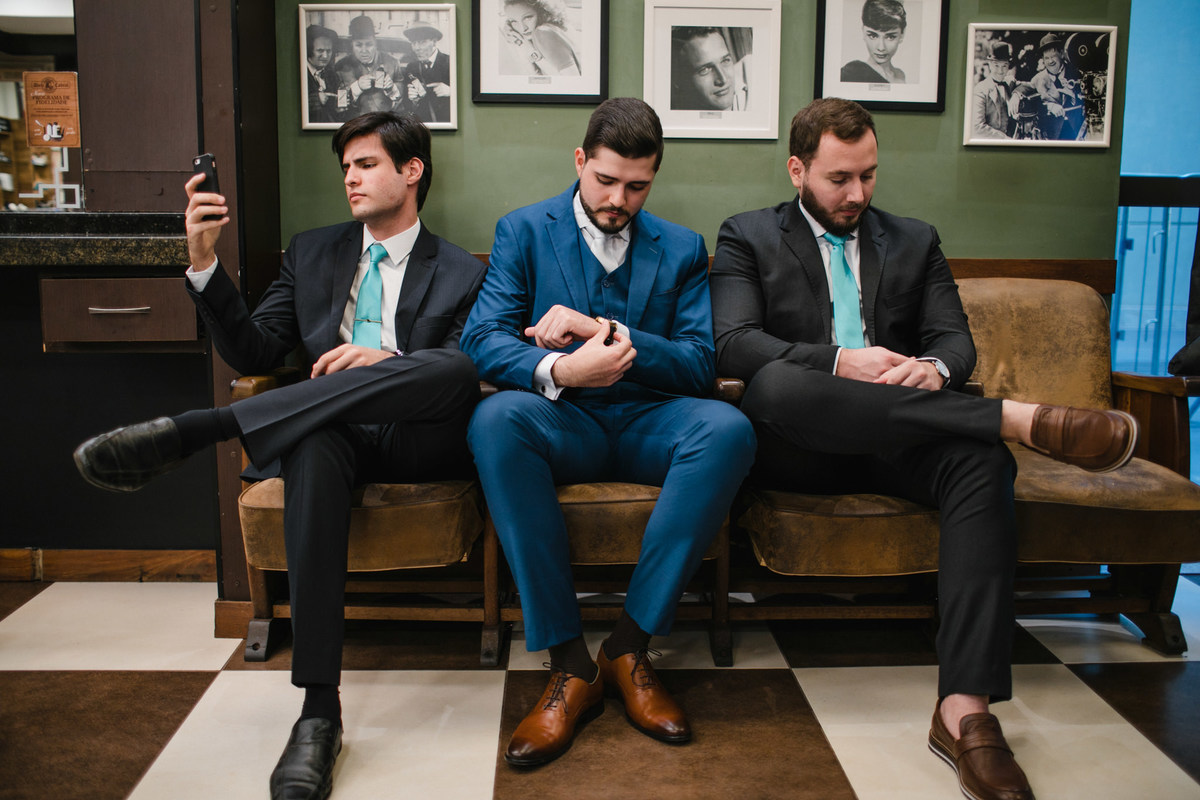 making of de noivos no dia do casamento feito pelo fotógrafo Rafael Ohana em Brasília. Noivo se arrumando na barbearia Don Cabral