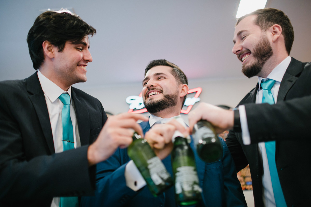 making of de noivos no dia do casamento feito pelo fotógrafo Rafael Ohana em Brasília. Noivo se arrumando na barbearia Don Cabral