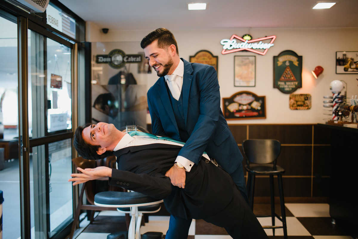 making of de noivos no dia do casamento feito pelo fotógrafo Rafael Ohana em Brasília. Noivo se arrumando na barbearia Don Cabral