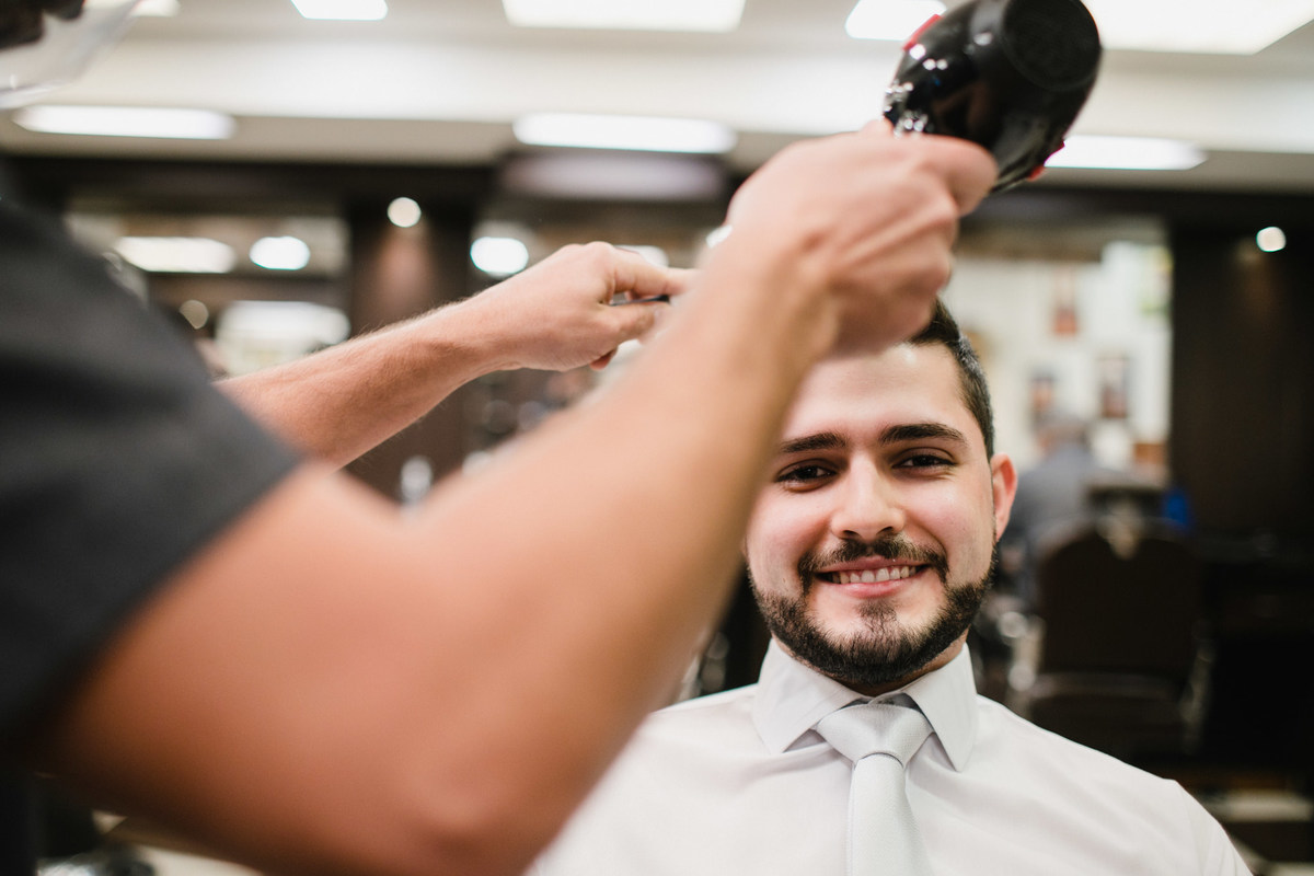 making of de noivos no dia do casamento feito pelo fotógrafo Rafael Ohana em Brasília. Noivo se arrumando na barbearia Don Cabral