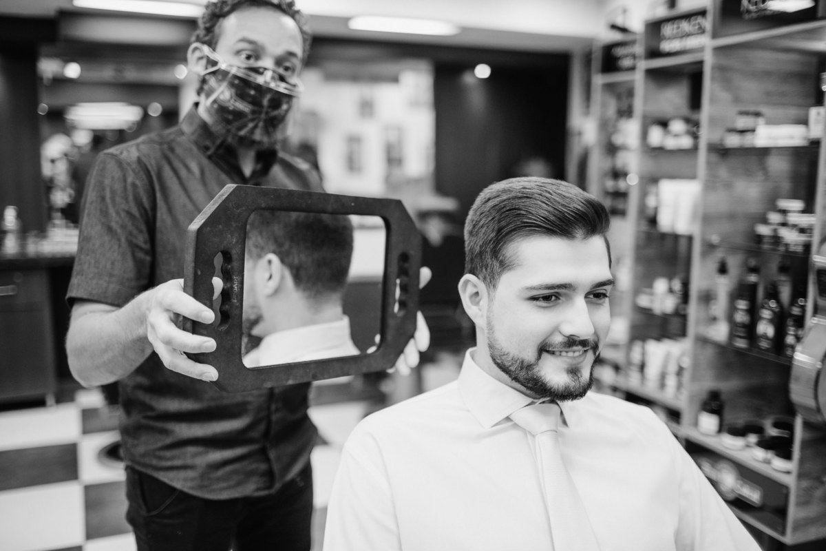 making of de noivos no dia do casamento feito pelo fotógrafo Rafael Ohana em Brasília. Noivo se arrumando na barbearia Don Cabral