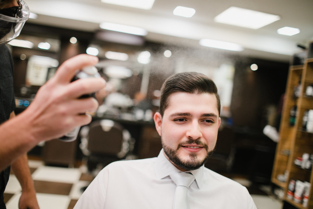 making of de noivos no dia do casamento feito pelo fotógrafo Rafael Ohana em Brasília. Noivo se arrumando na barbearia Don Cabral