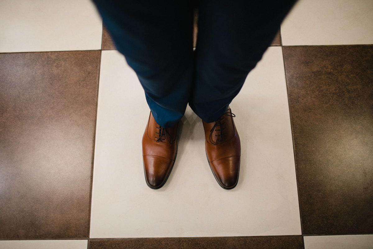 making of de noivos no dia do casamento feito pelo fotógrafo Rafael Ohana em Brasília. Noivo se arrumando na barbearia Don Cabral