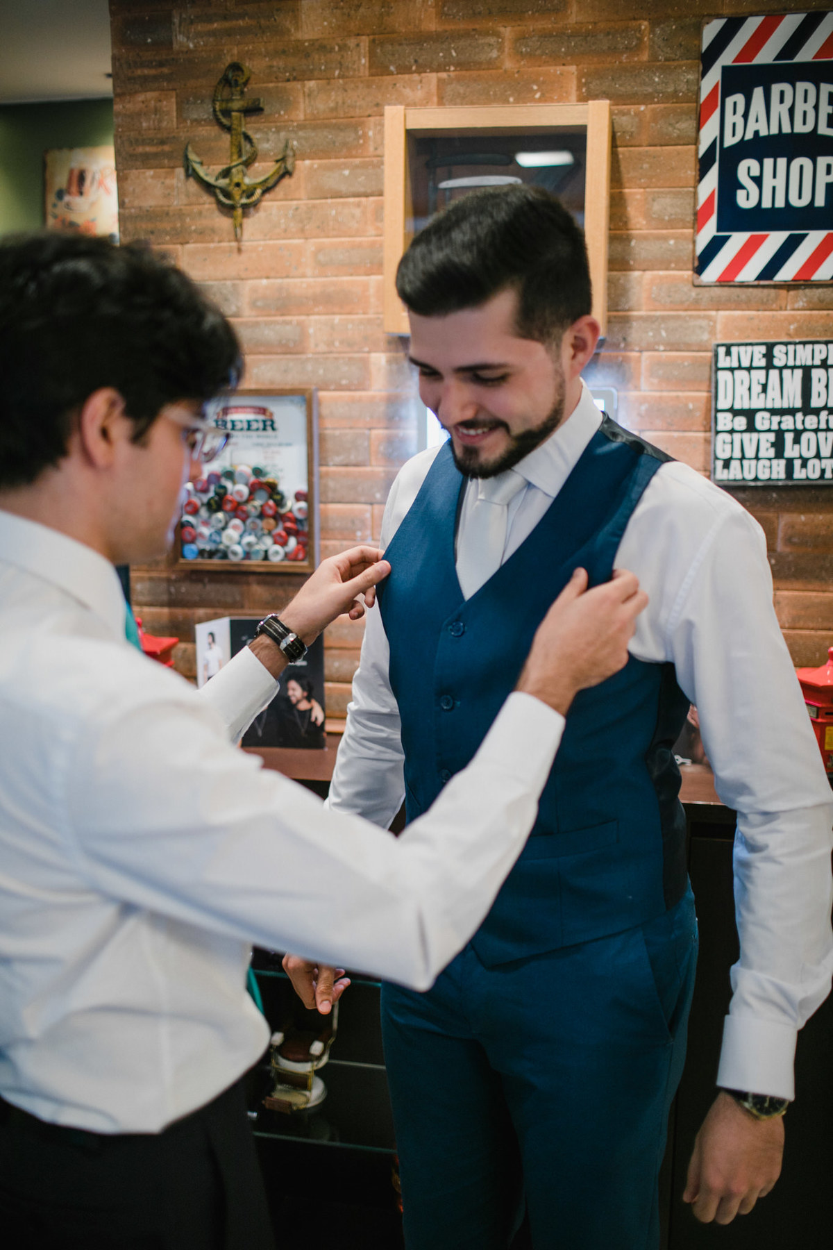 making of de noivos no dia do casamento feito pelo fotógrafo Rafael Ohana em Brasília. Noivo se arrumando na barbearia Don Cabral