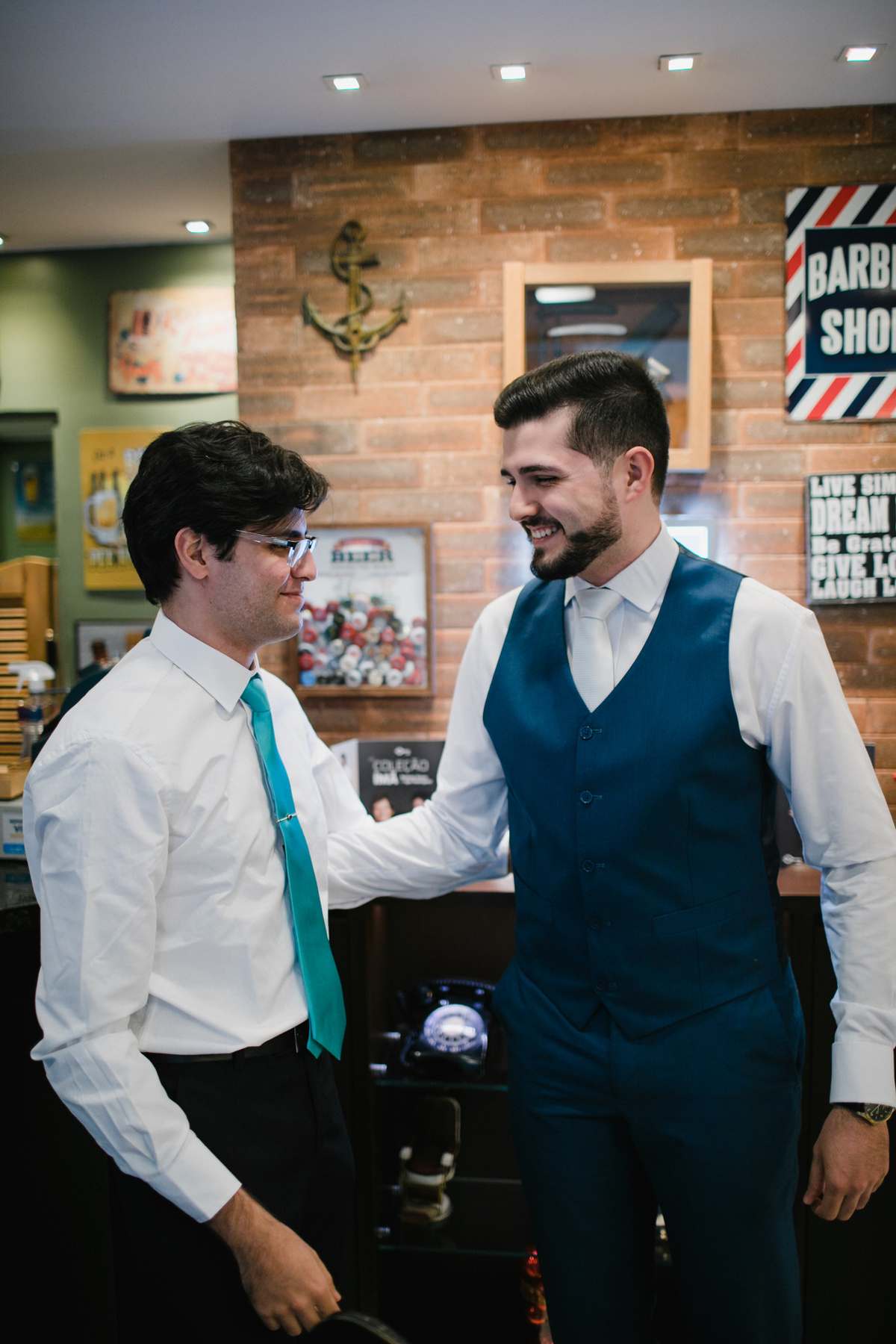 making of de noivos no dia do casamento feito pelo fotógrafo Rafael Ohana em Brasília. Noivo se arrumando na barbearia Don Cabral