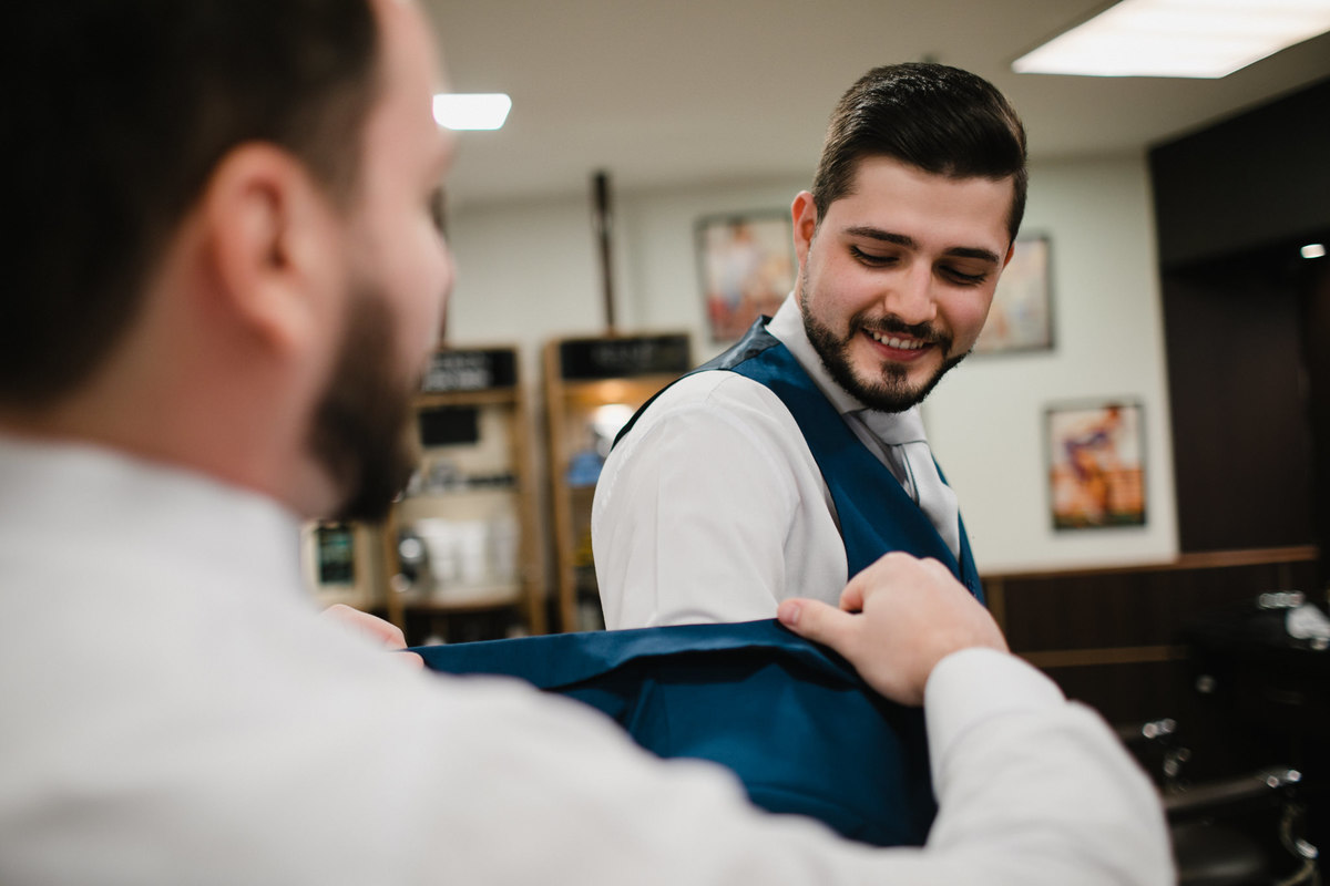 making of de noivos no dia do casamento feito pelo fotógrafo Rafael Ohana em Brasília. Noivo se arrumando na barbearia Don Cabral
