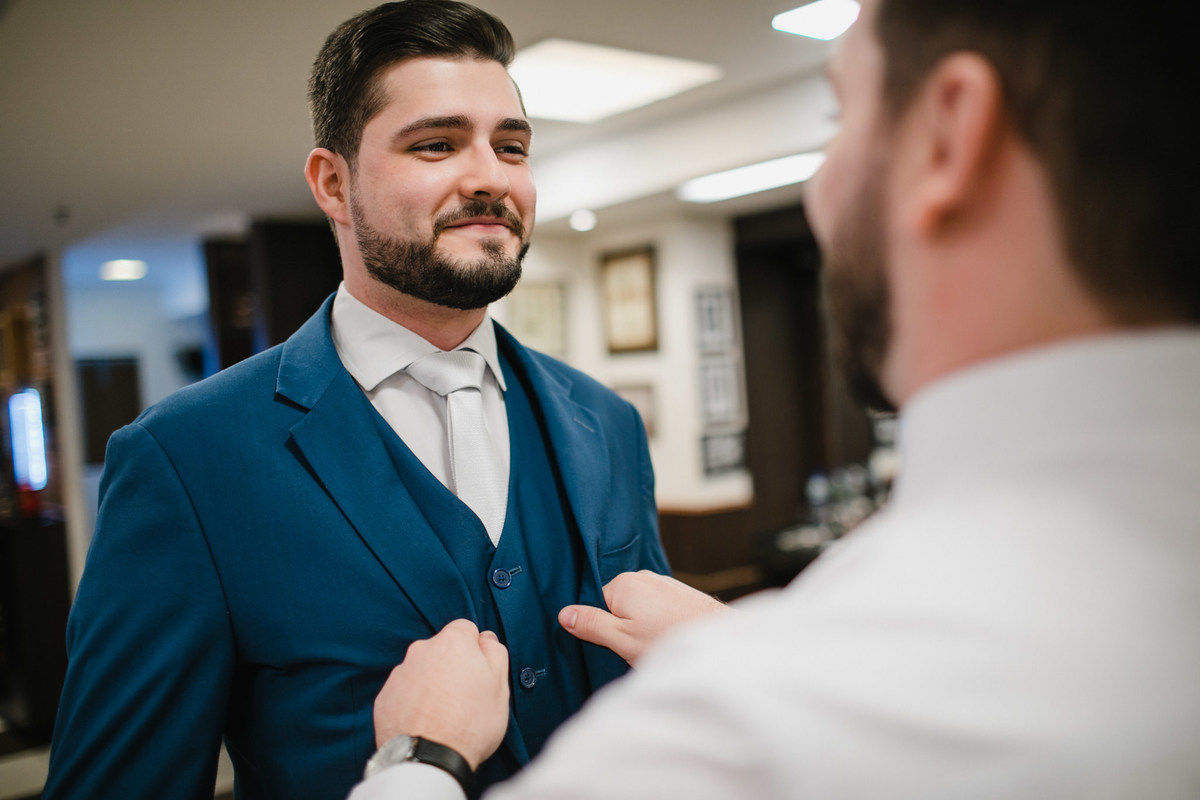 making of de noivos no dia do casamento feito pelo fotógrafo Rafael Ohana em Brasília. Noivo se arrumando na barbearia Don Cabral