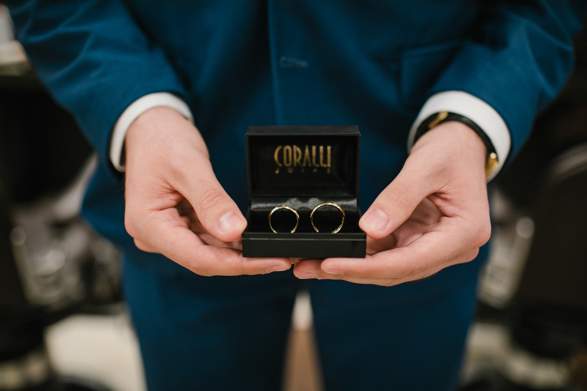 making of de noivos no dia do casamento feito pelo fotógrafo Rafael Ohana em Brasília. Noivo se arrumando na barbearia Don Cabral