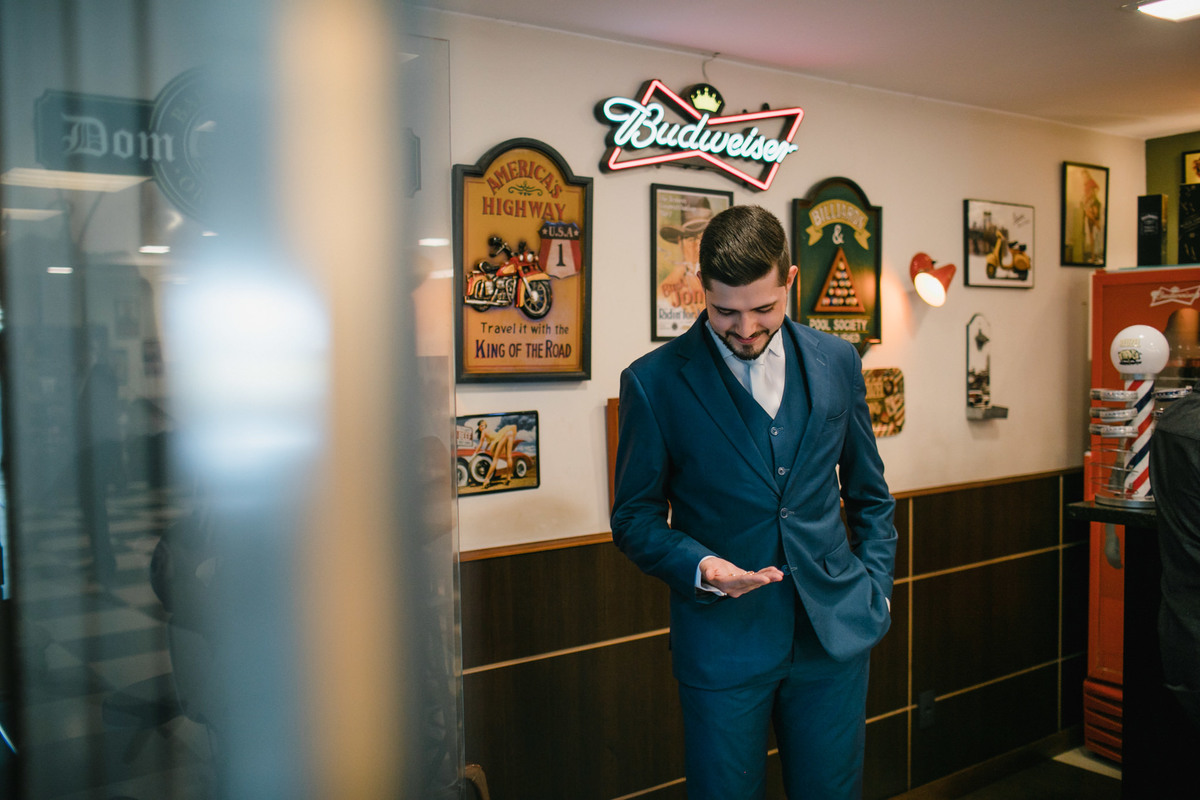 making of de noivos no dia do casamento feito pelo fotógrafo Rafael Ohana em Brasília. Noivo se arrumando na barbearia Don Cabral