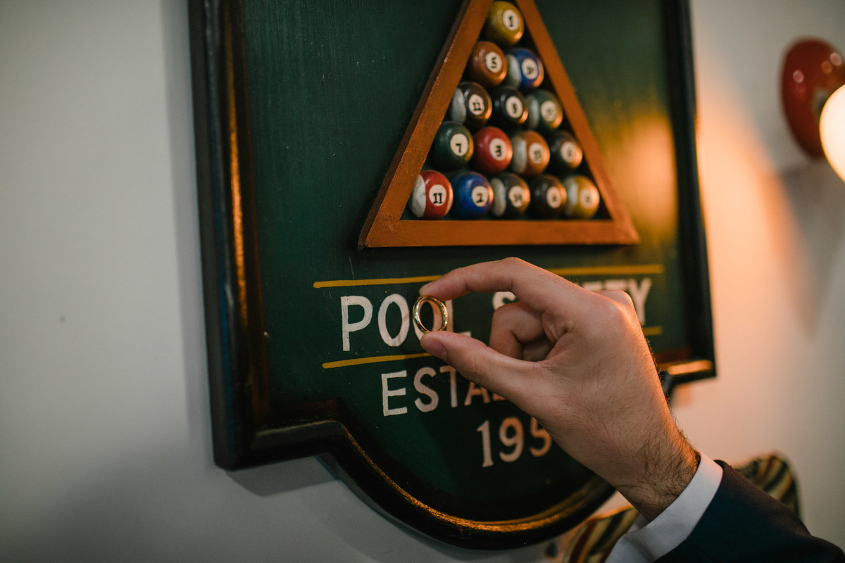 making of de noivos no dia do casamento feito pelo fotógrafo Rafael Ohana em Brasília. Noivo se arrumando na barbearia Don Cabral