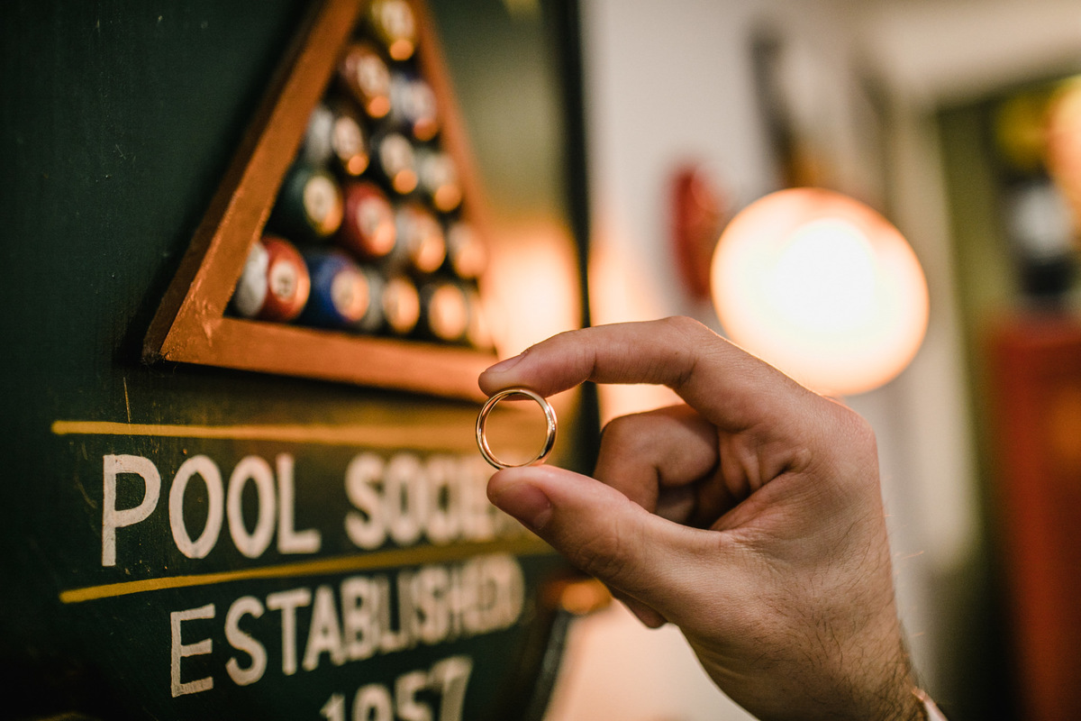 making of de noivos no dia do casamento feito pelo fotógrafo Rafael Ohana em Brasília. Noivo se arrumando na barbearia Don Cabral