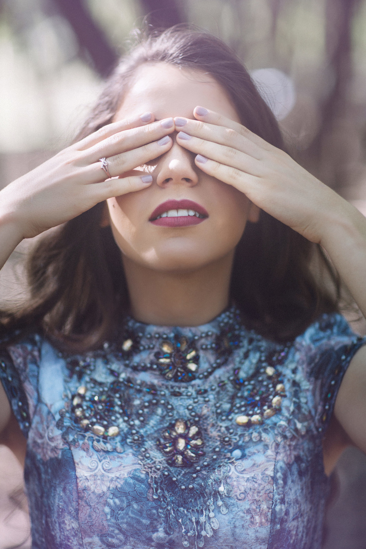book de 15 anos com menina de azul tampando os olhos