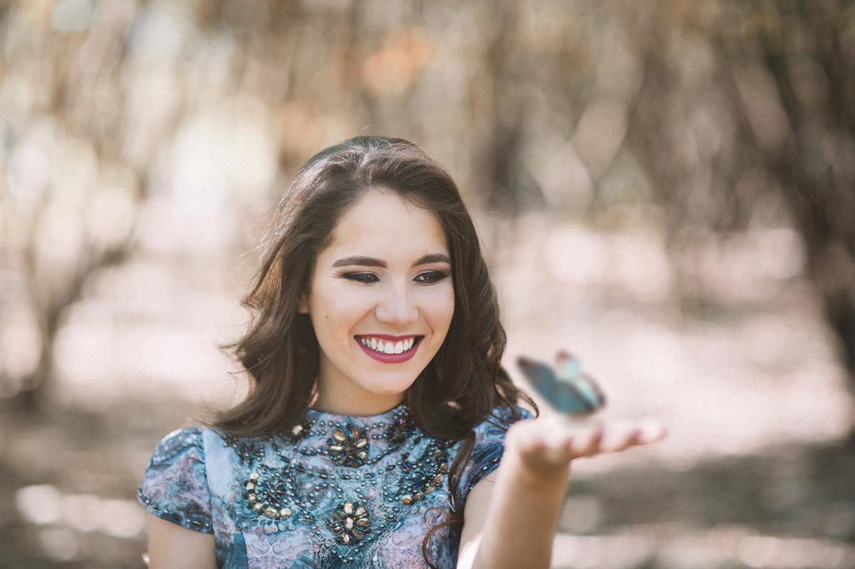 menina brincando com borboleta
