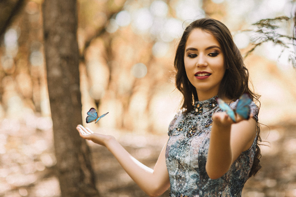 Book de 15 anos. Menina de azul brincando com borbotelas