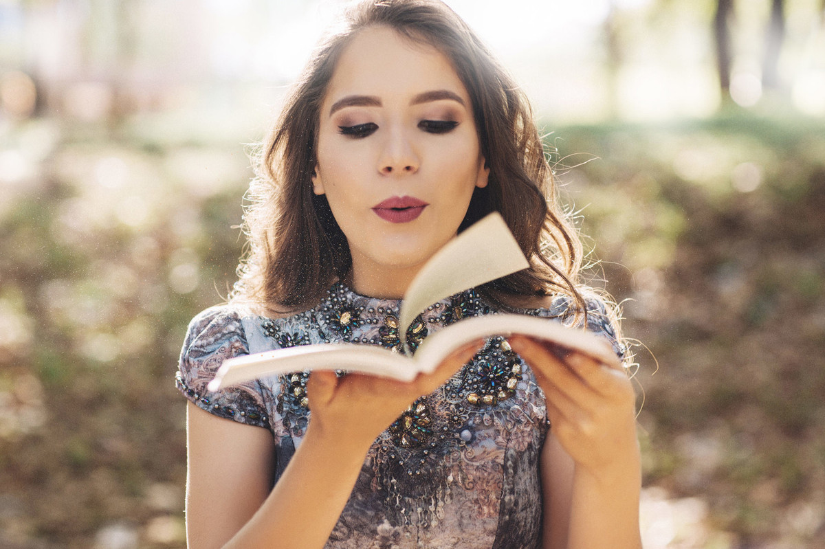 Book de 15 anos. Menina assoprando poeira de livro