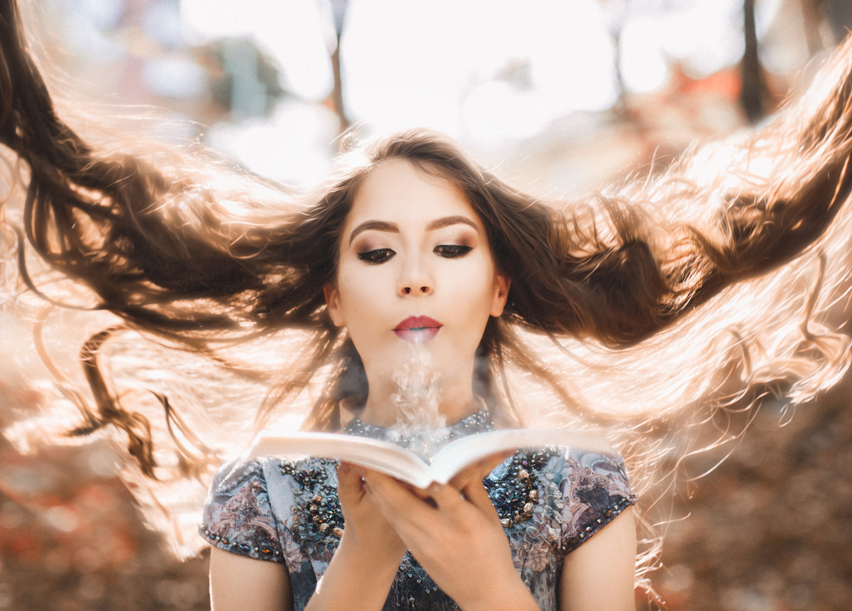 Book de 15 anos. Menina absorvendo conhecimento