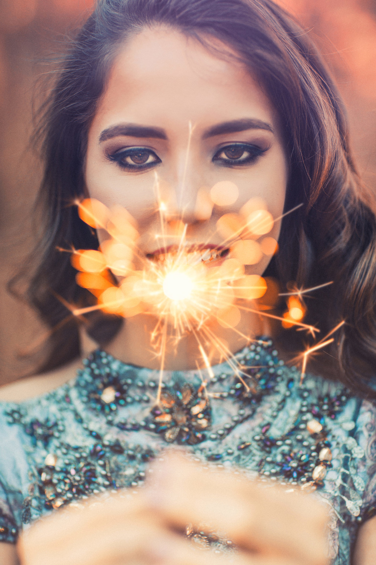 Menina de 15 anos brincando com Sparklers fazendo faíscas