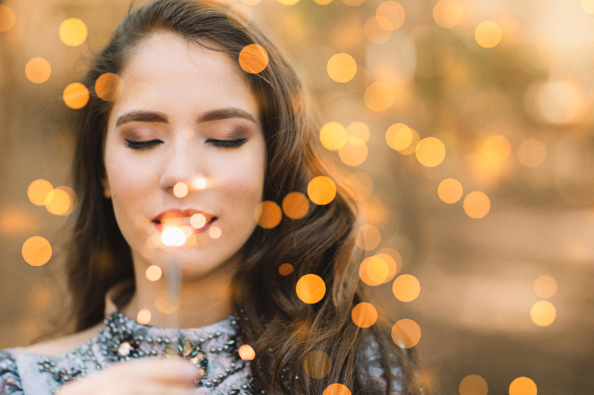 Book de 15 anos menina brincando com sparklers