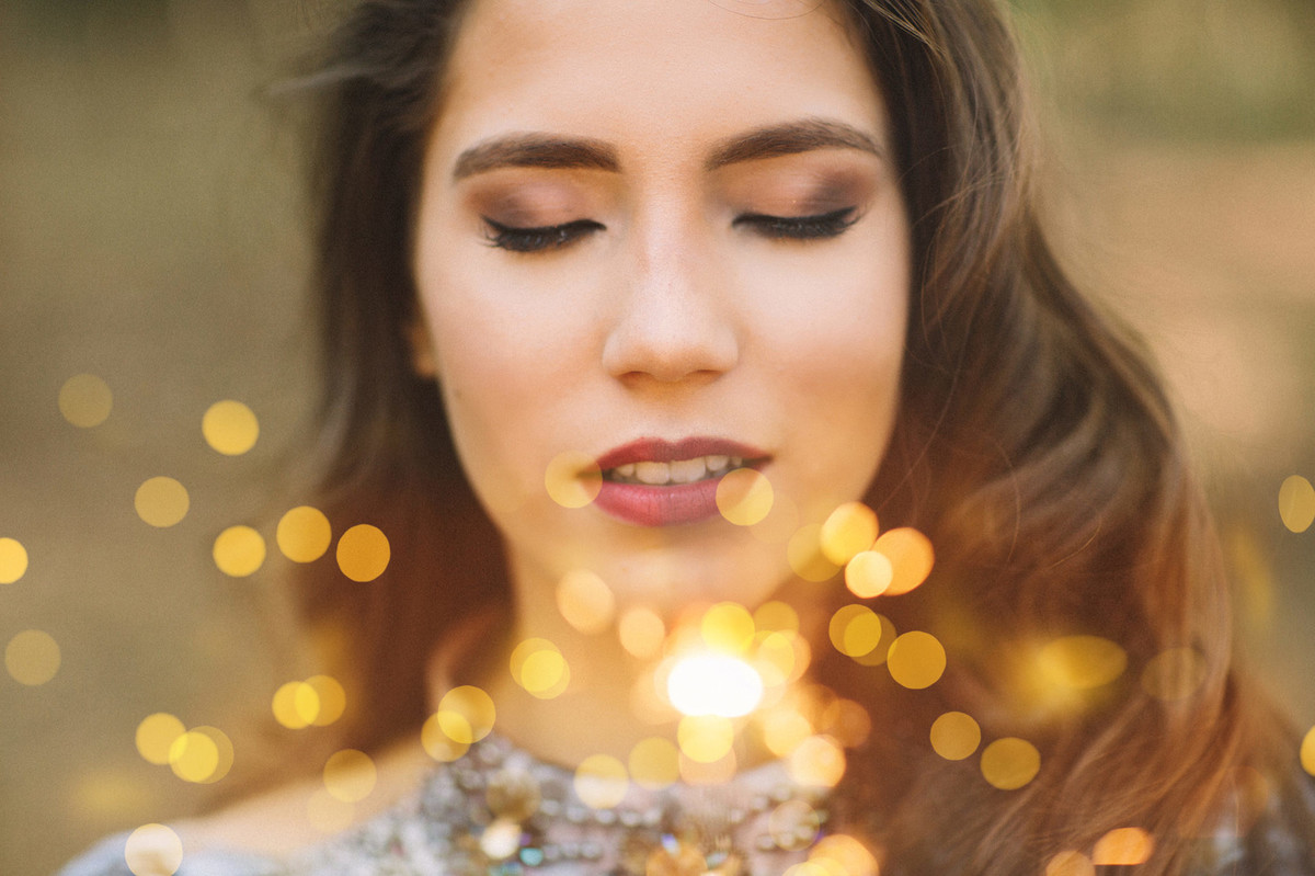 Menina de 15 anos brincando com sparklers