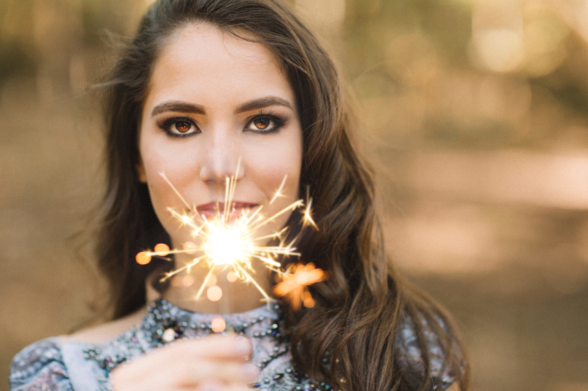 Menina de 15 anos segurando sparklers