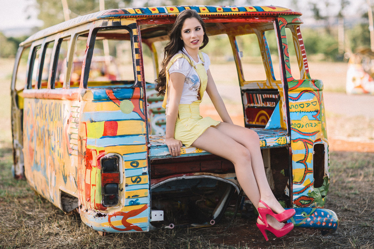 Book de 15 anos com menina sentada em combi