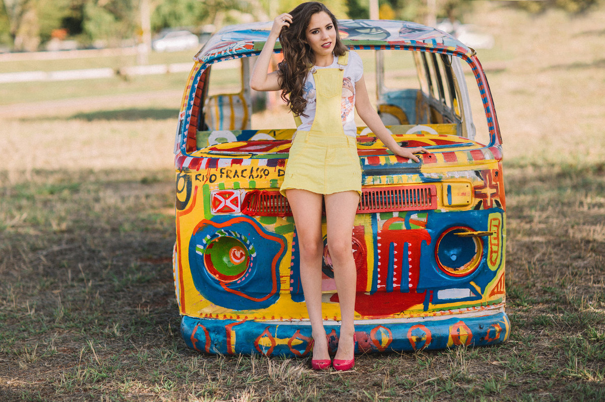 Book de 15 anos com menina sentada em combi