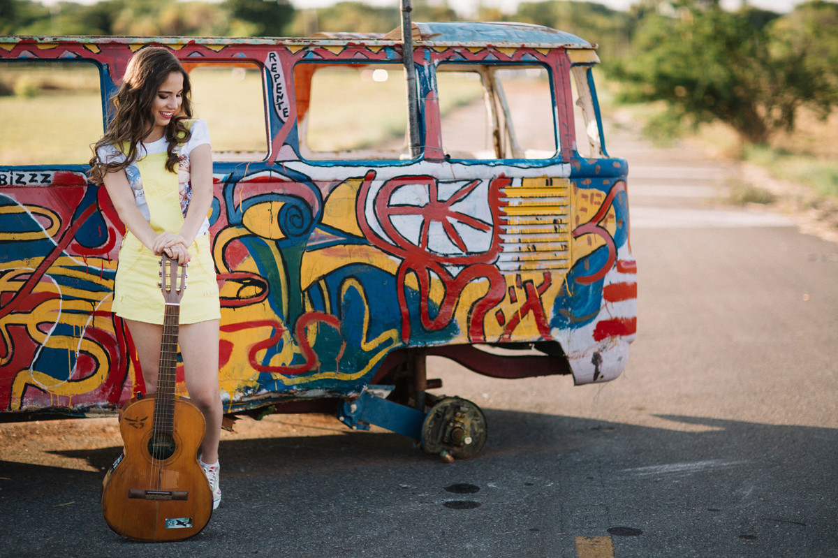 Book de 15 anos com menina segurando violão