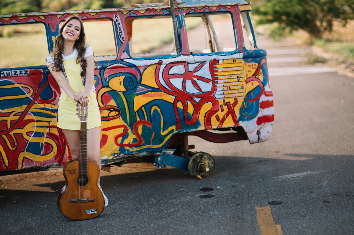 Book de 15 anos com menina segurando violão