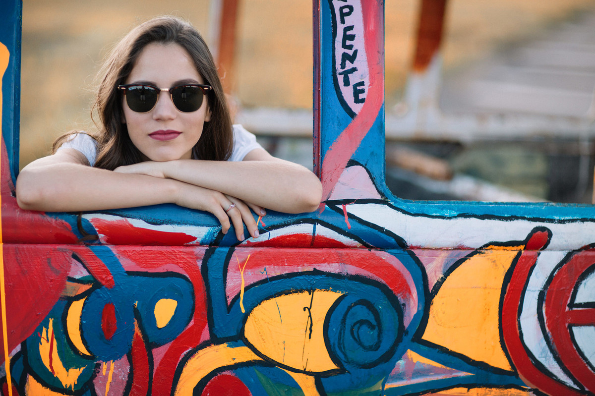 Menina de 15 anos usando oculos escuros