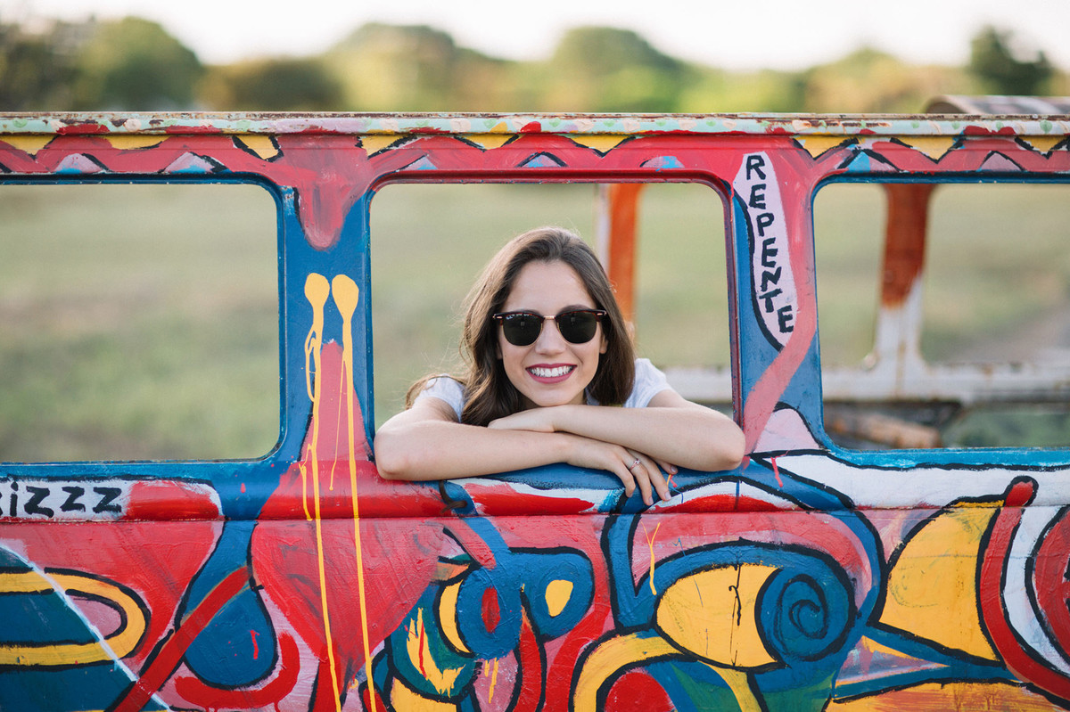 Menina de 15 anos fazendo book com oculos escuros