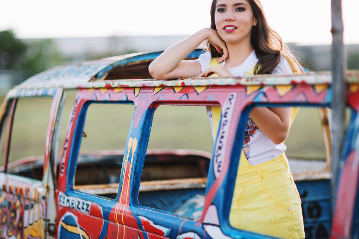 Book de 15 anos com menina dentro de escombros de uma combi