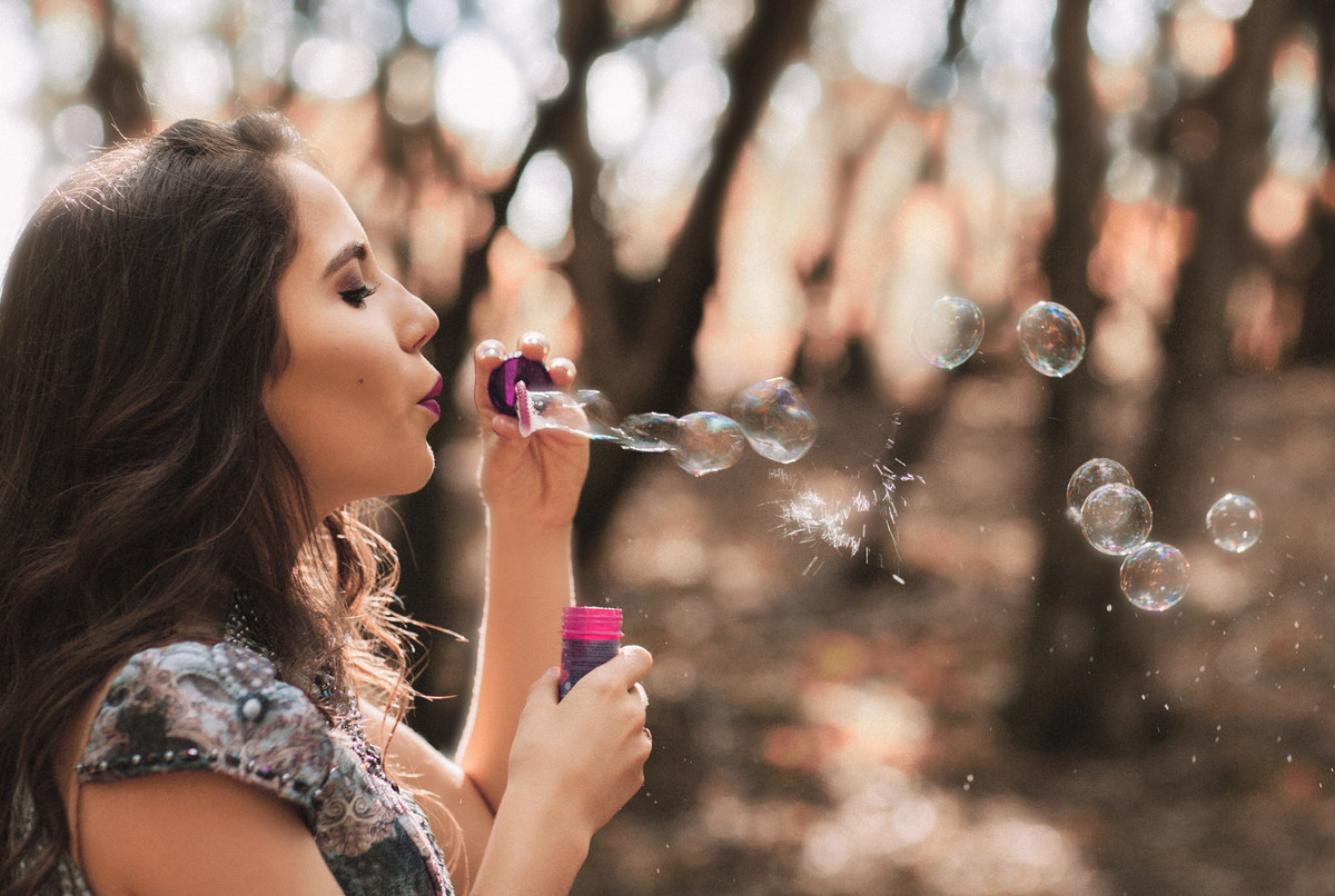 Book de 15 anos. Menina soprando bolhas de sabão