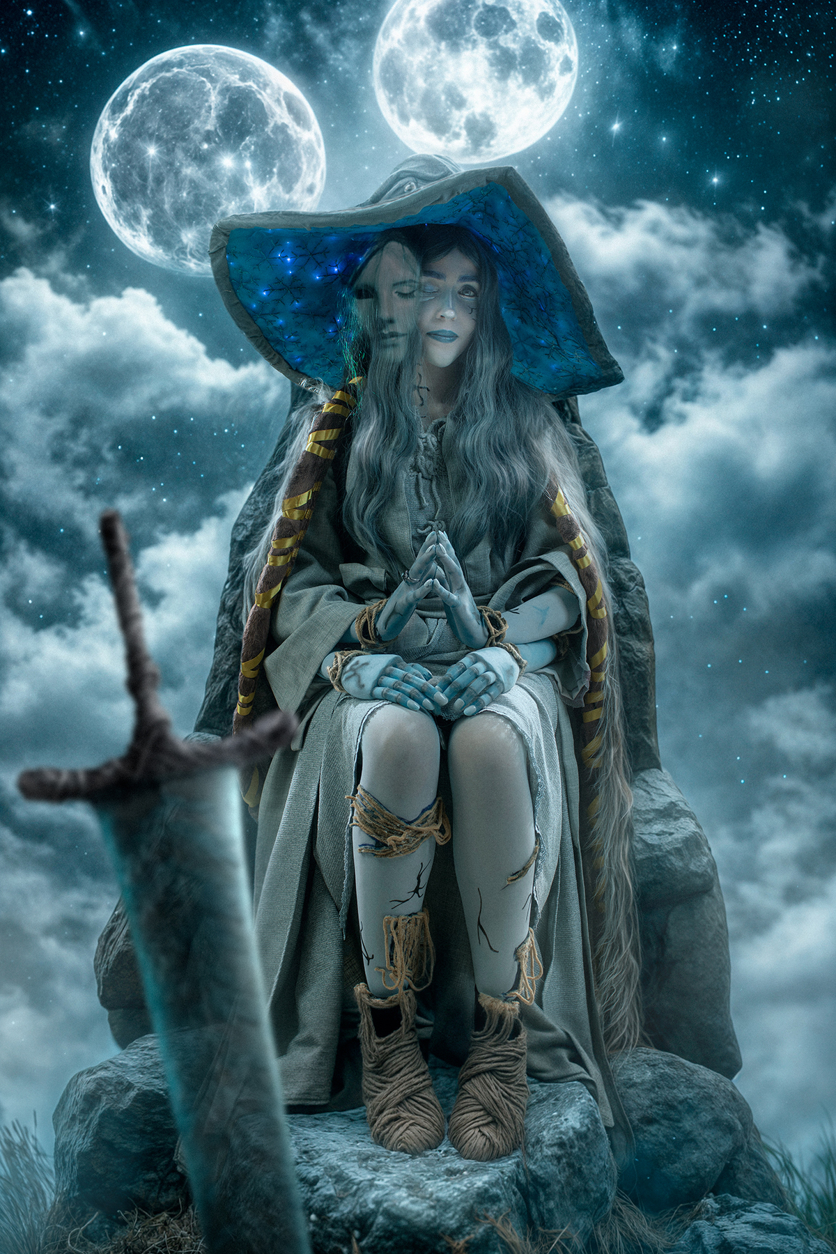 Cosplay de Ranni (Elden Ring). Mulher mística segura uma lua brilhante em cenário de pradaria com espada mágica ao lado. A lua domina a cena com seu brilho surreal. Foto por Rafael Ohana em Brasília.
