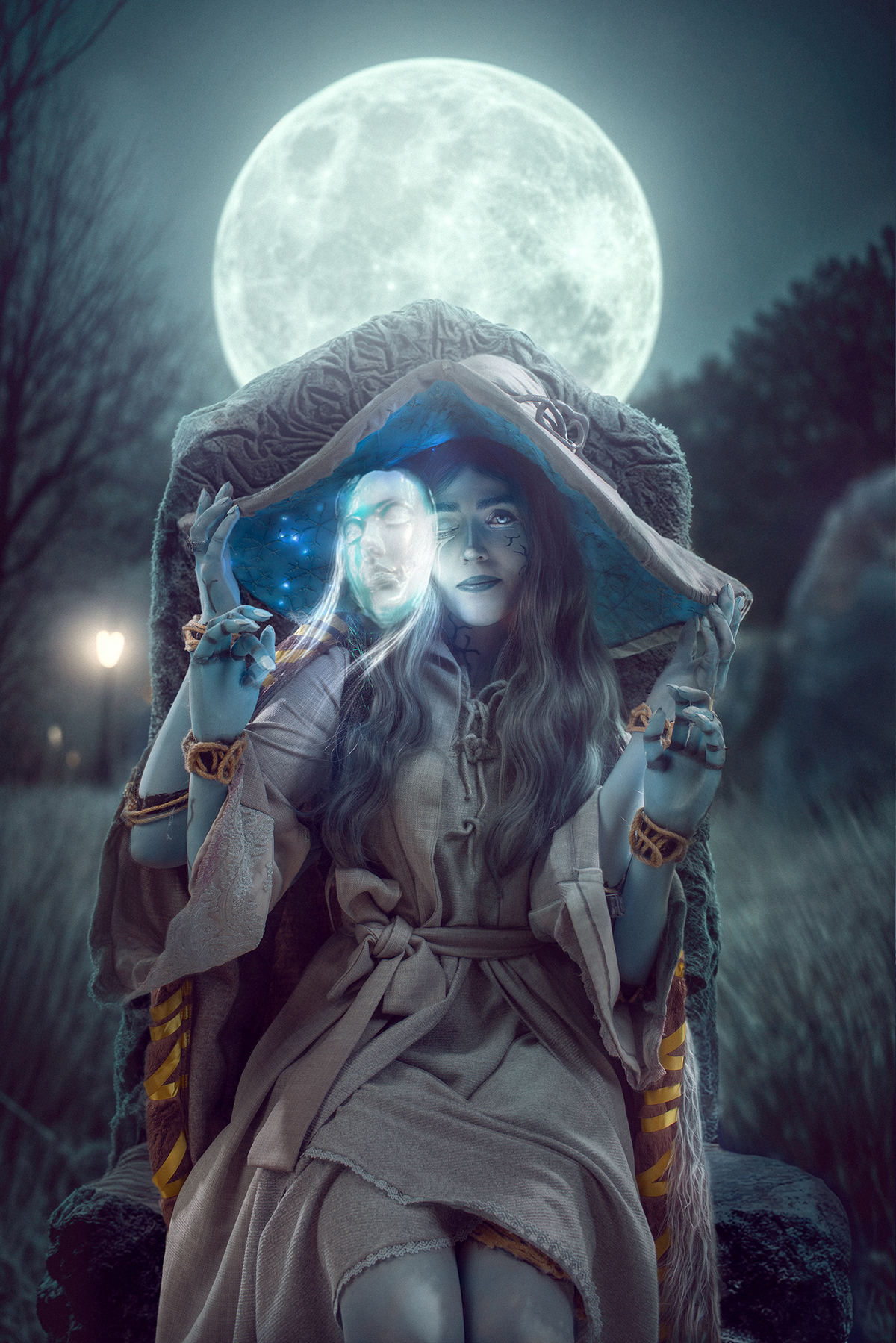 Cosplay de Ranni (Elden Ring). Mulher azul sob a lua cheia, com chapéu mágico estrelado e figura espiritual ao lado, em cena noturna cheia de mistério. Foto por Rafael Ohana em Brasília.
