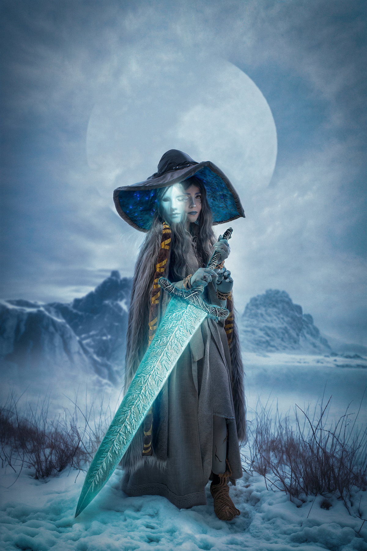 Cosplay de Ranni (Elden Ring). Mulher com chapéu estrelado e espada mágica em cenário gelado, com montanhas e lua ao fundo. Representação fiel da personagem. Foto por Rafael Ohana em Brasília.