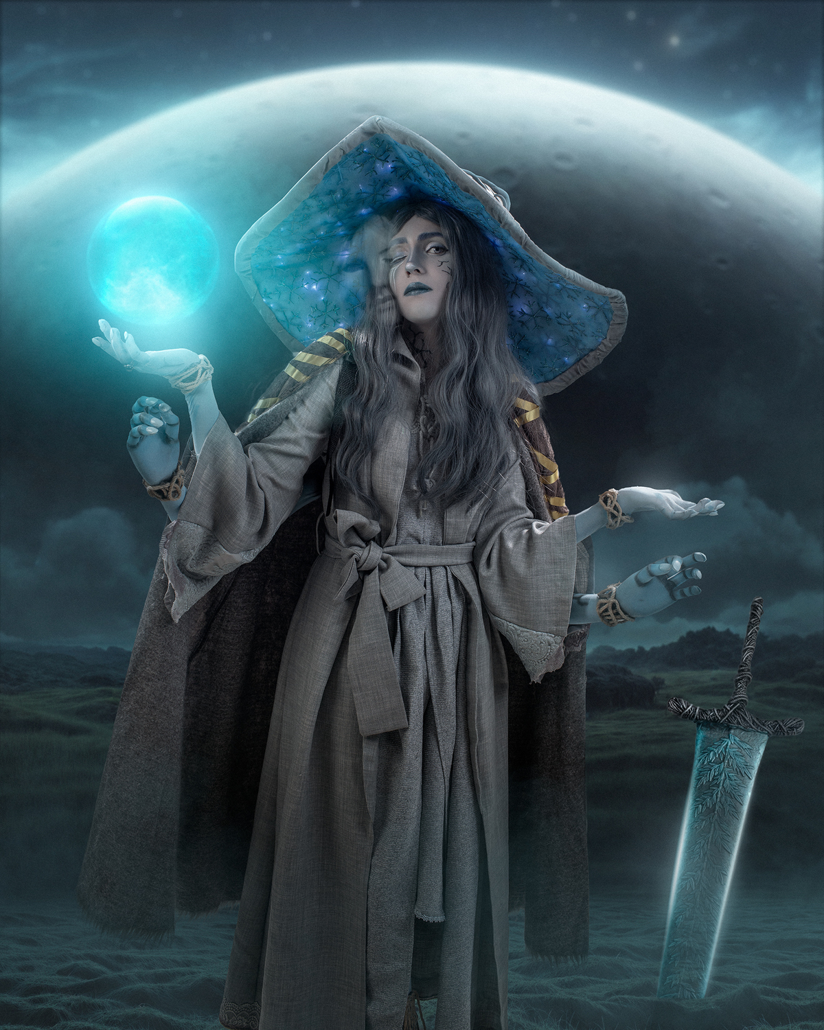 Cosplay de Ranni (Elden Ring). Figura feminina sentada sob céus estrelados, com lua cheia ao fundo e espada à frente. Cenário de fantasia épico e envolvente. Foto por Rafael Ohana em Brasília.