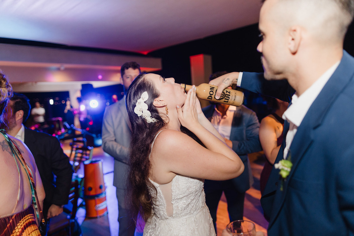 Noivos casamento no Clube dos bombeiros em Brasília. Foto feita pelo fotógrafo Rafael Ohana em Brasília