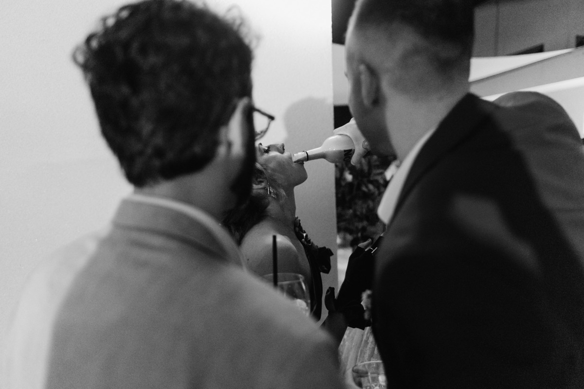 Noivos casamento no Clube dos bombeiros em Brasília. Foto feita pelo fotógrafo Rafael Ohana em Brasília