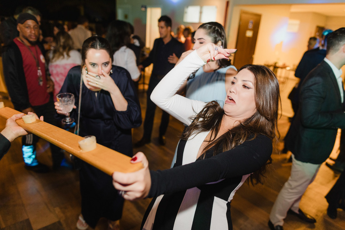Festa de casamento na cobertura do Clube dos bombeiros em Brasília. Foto feita pelo fotógrafo de casamento Rafael Ohana em Brasília