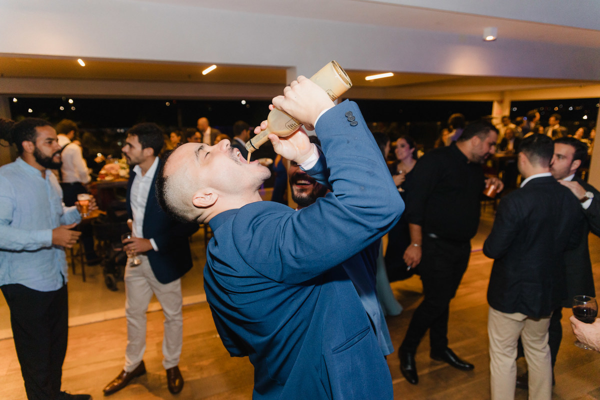 Festa de casamento na cobertura do Clube dos bombeiros em Brasília. Foto feita pelo fotógrafo de casamento Rafael Ohana em Brasília