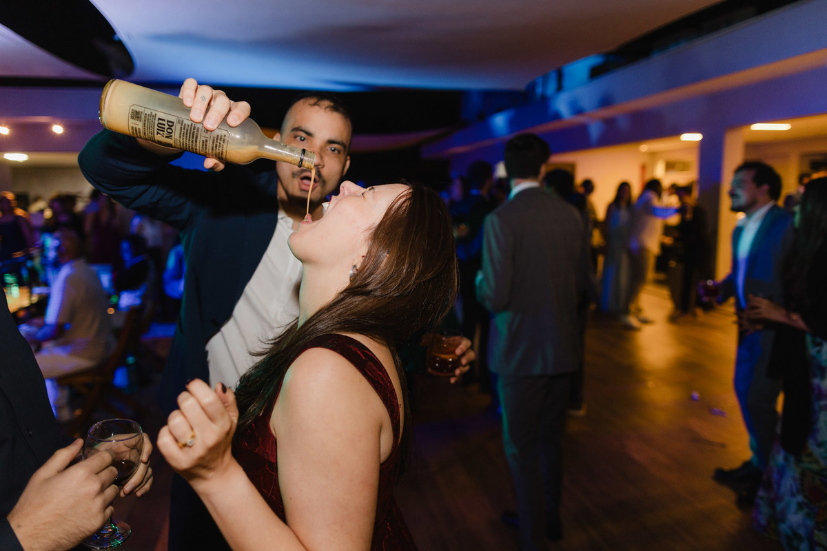 Festa de casamento na cobertura do Clube dos bombeiros em Brasília. Foto feita pelo fotógrafo de casamento Rafael Ohana em Brasília